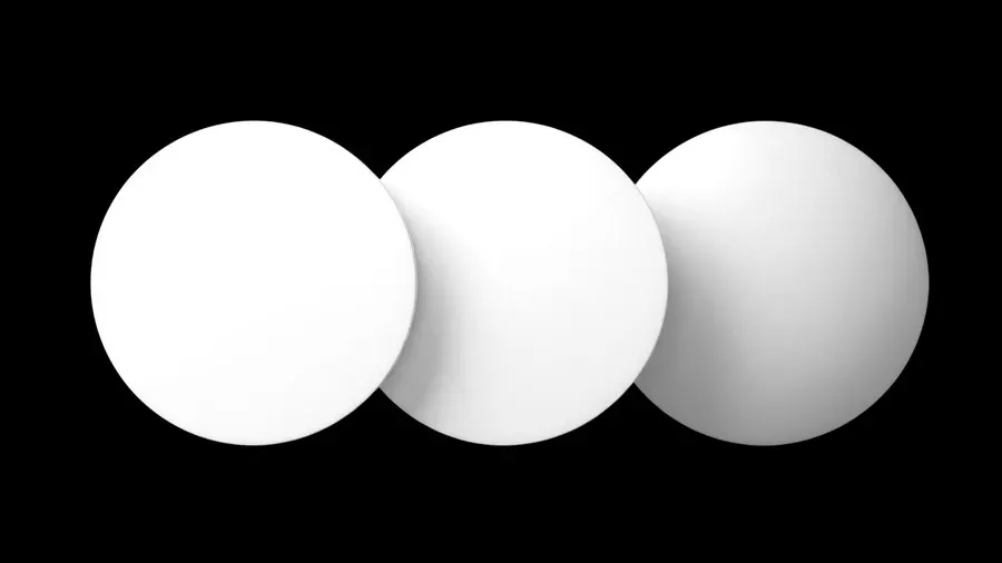 Trois disques blancs entrelacés sur fond noir, le symbole Comoto